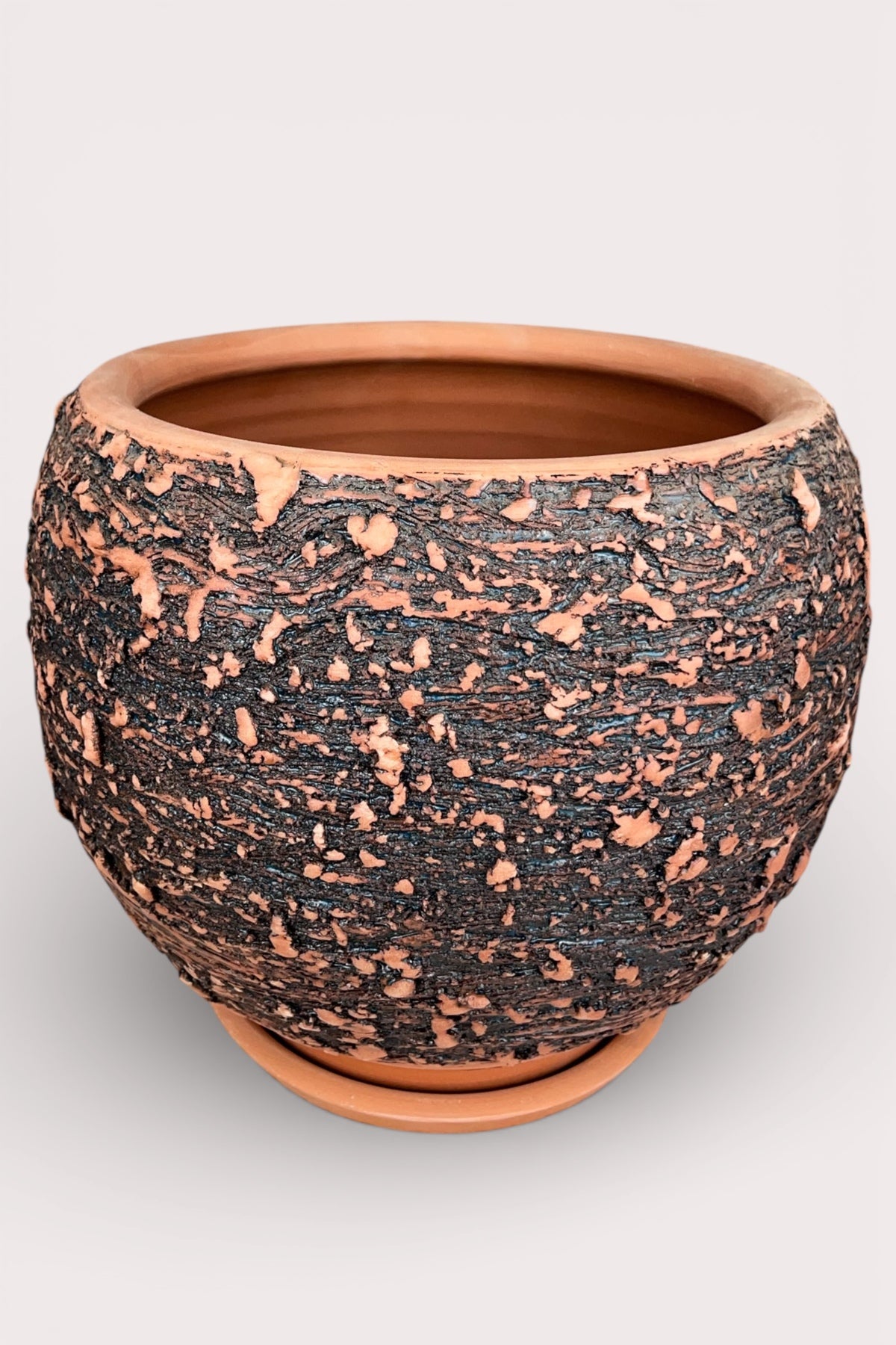 El Yapımı Toprak Saksı Siyah Dokulu 23*23 cm (TABAKLI)